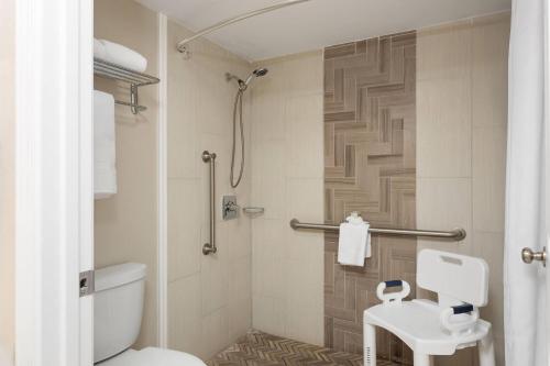 Et badeværelse på Days Inn by Wyndham Fort Myers Springs Resort