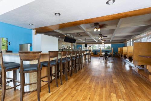 En restaurant eller et andet spisested på Days Inn by Wyndham Fort Myers Springs Resort