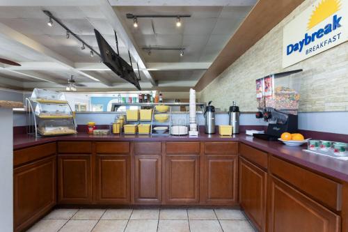 Køkken eller tekøkken på Days Inn by Wyndham Fort Myers Springs Resort