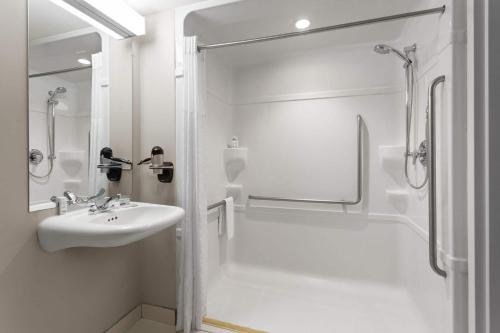 Phòng tắm tại Microtel Inn & Suites Sault Ste. Marie