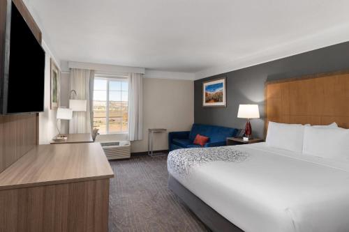 een hotelkamer met een bed en een televisie bij La Quinta by Wyndham Gallup in Gallup