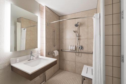 een badkamer met een wastafel en een douche bij La Quinta by Wyndham Gallup in Gallup