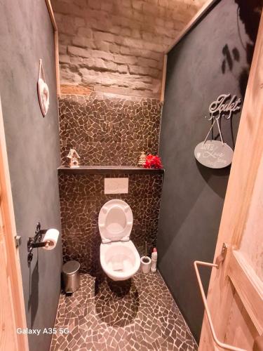 a small bathroom with a toilet and a sink at Duo La belle échappée & Romance in Poperinge