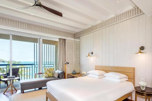 ein Schlafzimmer mit einem großen Bett und einem Balkon in der Unterkunft Park Hyatt St. Kitts in Christophe Harbour