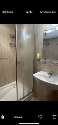 ein Badezimmer mit Dusche und Waschbecken in der Unterkunft Апартаменти Нино in Sozopol