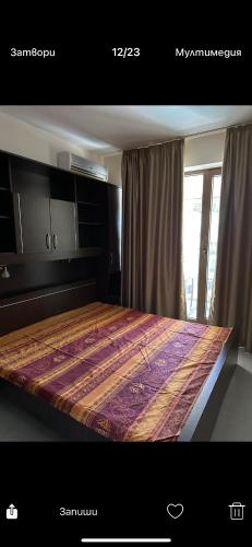 ein Schlafzimmer mit einem großen Bett in einem Zimmer in der Unterkunft Апартаменти Нино in Sozopol