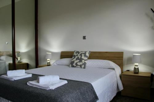 a bedroom with a bed with two towels on it at Casa vacacional Ajo in Ajo