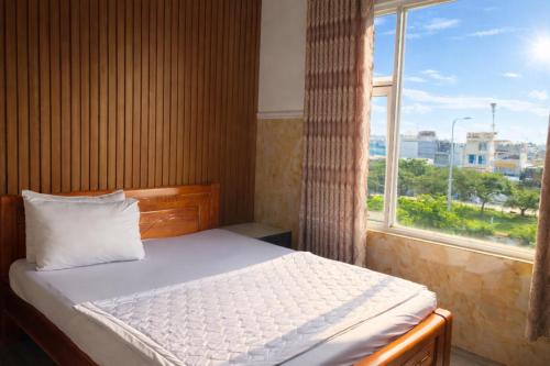 Giường trong phòng chung tại Hải Quỳnh Hotel