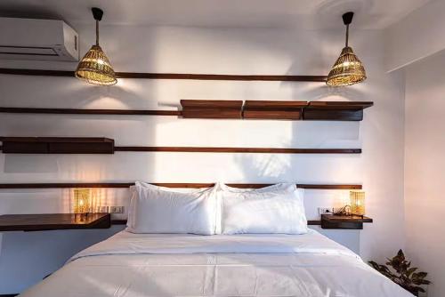 Giường trong phòng chung tại Stunning breathtaking sea views !