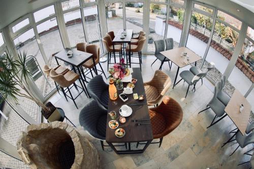 eine Draufsicht auf ein Restaurant mit Tischen und Stühlen in der Unterkunft Parkhotel am Schloss Machern in Machern