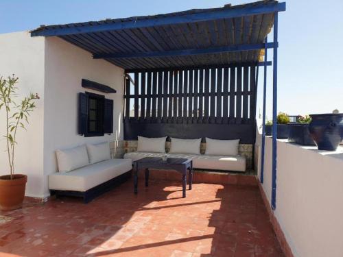 pergolato con divano e tavolo sul patio di Appartement Riad Sidi Magdoul a Essaouira