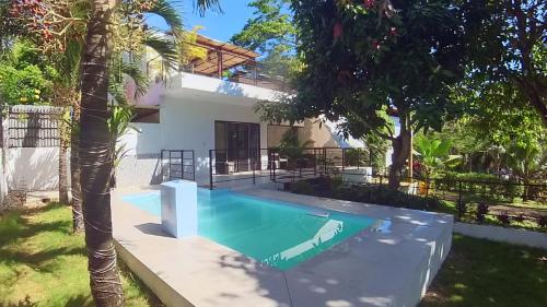 een villa met een zwembad en een huis bij Designer Villa "Sunset Hills" with Pool in Puerto Princesa City