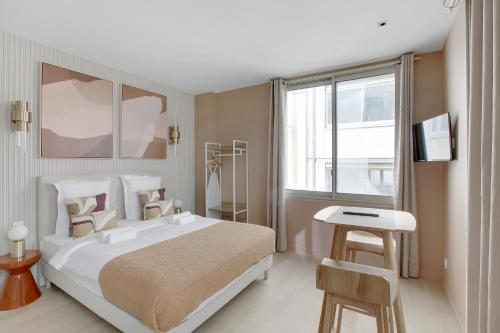 Modern Studio with Cozy Atmosphere in Neuilly