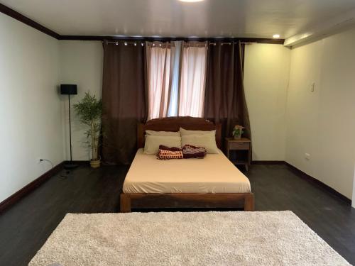 een slaapkamer met een bed met twee tapijten erop bij Montego Lakeview House with Taal View in Ulot