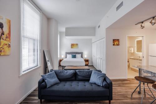 un soggiorno con un divano e un letto di CozySuites Sky Central #15 a Cincinnati