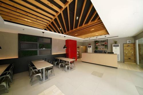 een restaurant met tafels en stoelen en een keuken bij Majestic Hotel Manila - Formerly Octagon Mansion Hotel Manila in Manilla