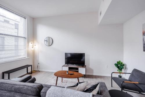un soggiorno con un divano e un tavolo di CozySuites Sky Central #6 a Cincinnati
