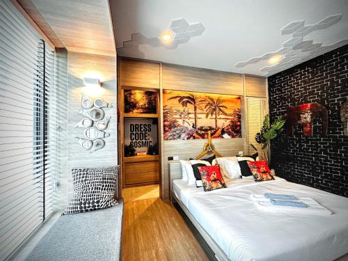 a bedroom with a large bed in a room at Z Loft Seaside FutureJungle Loft in Nathon Bay