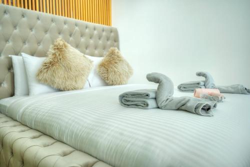 ein Bett mit Stofftieren und Decken darauf in der Unterkunft The Loft in Sliema