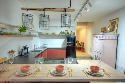 eine Küche mit einem Holztisch mit Gläsern darauf in der Unterkunft The Loft in Sliema