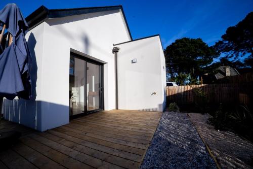 een wit gebouw met een grote glazen deur bij Kercabellec in Mesquer