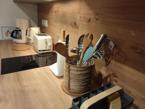 een container keukengerei op een aanrecht in een keuken bij Kercabellec in Mesquer