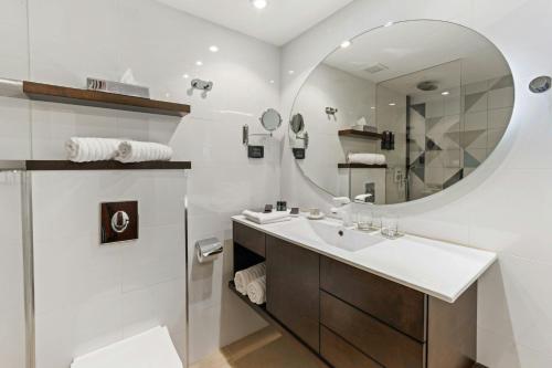 Et badeværelse på Renaissance Tel Aviv Hotel