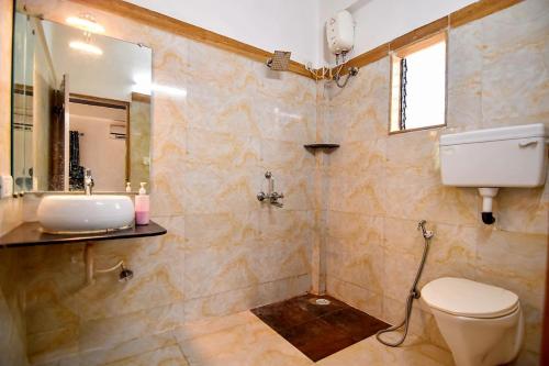 Phòng tắm tại ll EMPYREAN STAY ll BLACK PANTHER VILLA ll 3BHK ll ll PRIVATE POOL ll AC ll FREE WIFI ll