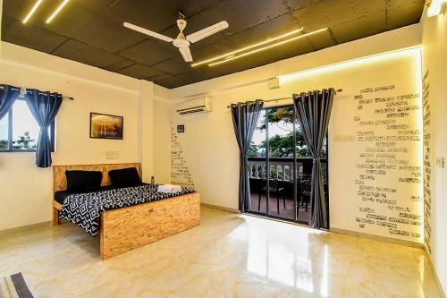 Giường trong phòng chung tại ll EMPYREAN STAY ll BLACK PANTHER VILLA ll 3BHK ll ll PRIVATE POOL ll AC ll FREE WIFI ll