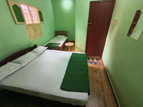 En eller flere senge i et værelse på Ashwin Home Stay