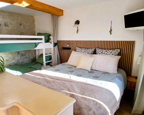 En eller flere senge i et værelse på Studio Les Chanterelles