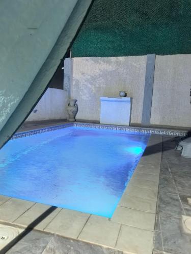 Villa EDEN في Ghazaouet: حمام سباحة كبير مع مرحاض فيه