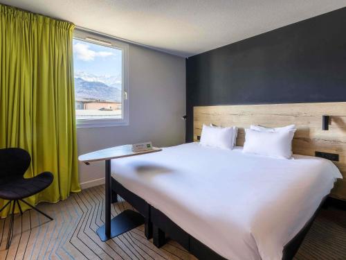 Postel nebo postele na pokoji v ubytování Ibis Styles Crolles Grenoble A41