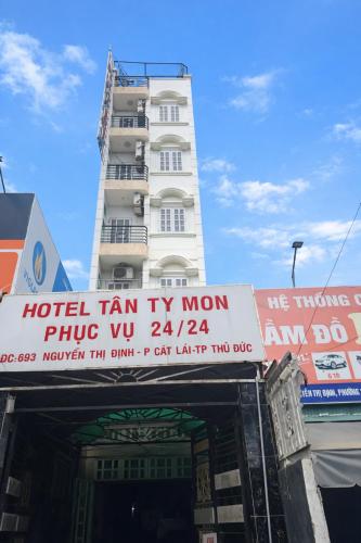 een hotel tam probeer mijn moeder bord voor een gebouw bij Tân Ty Mon Hotel in Ho Chi Minh-stad