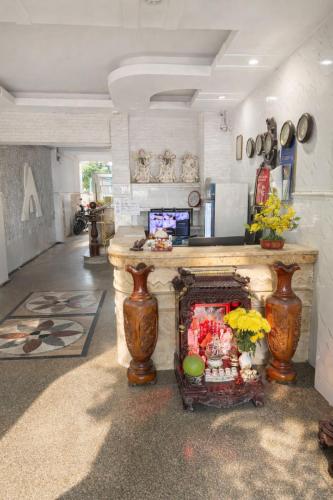 een kamer met een toonbank met vazen op de vloer bij Tân Ty Mon Hotel in Ho Chi Minh-stad