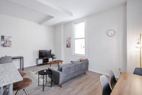 un soggiorno con un divano e una TV di TWO CozySuites Sky Central Rooftop Pool #29 a Cincinnati