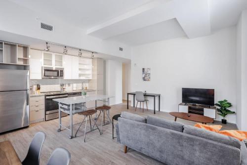 un soggiorno con divano e cucina di TWO CozySuites Sky Central Rooftop Pool #29 a Cincinnati