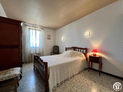 Postel nebo postele na pokoji v ubytování Les cigales