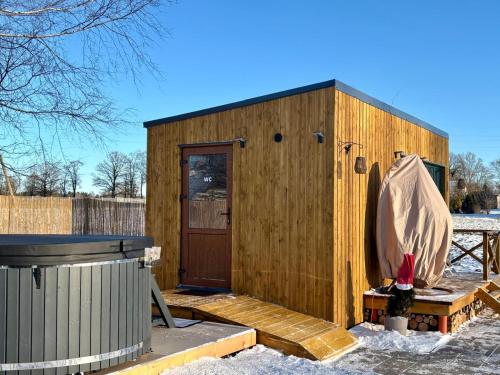 Fotografie z fotogalerie ubytování Sajūtu dārza mājiņa v destinaci Augšlīgatne