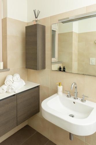 a bathroom with a sink and a mirror and towels at ArtStay - Luxury Apt 1 Gym and Pool in Milan