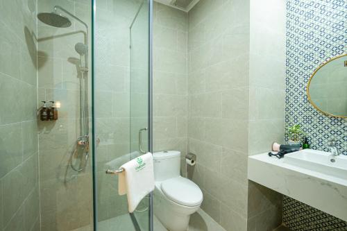 ein Badezimmer mit Toilette, Waschbecken und Dusche in der Unterkunft VinaEcolife Lodge in Ba Tri