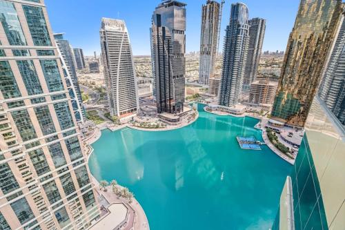 Free housekeeping visits during your stay - StayShort - Trendy 1BR in JLT that Sleeps 4 with Lake Views