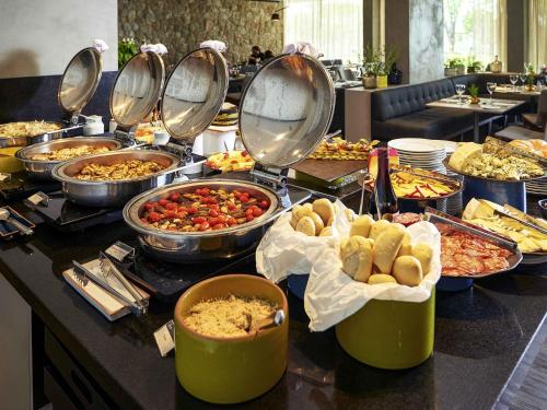 a buffet line with many different types of food at Novotel Itu Terras de São José Golf & Resort in Itu
