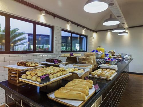 a bakery with many different types of bread on display at ibis Styles Rio Preto Monte Libano in Sao Jose do Rio Preto