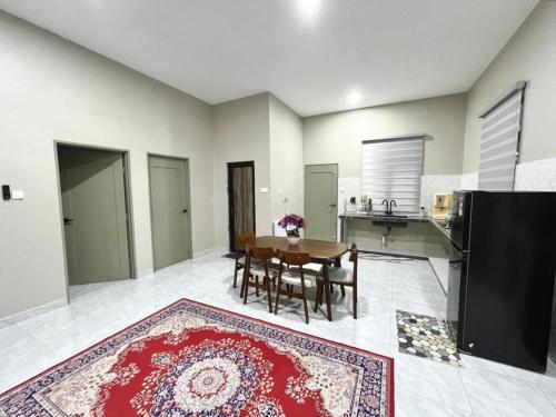 un soggiorno con un tavolo e una cucina di Baba Homestay a Macang