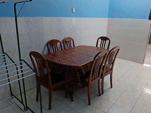 een eettafel met vier stoelen eromheen bij Homestay Sayang in Ipoh