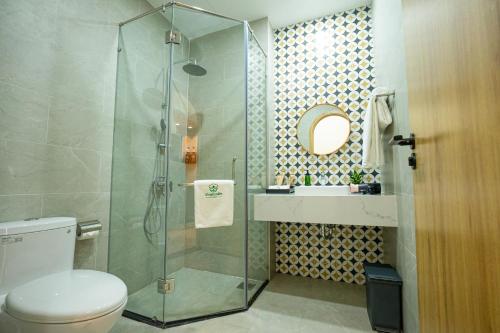un bagno con doccia, wc e lavandino di VinaEcolife Lodge a Ba Tri