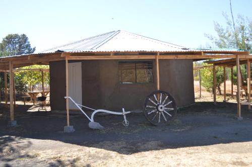 a small house with a cannon in front of it at Coyunche Cabañas y Camping Laja & San Rosendo in Laja