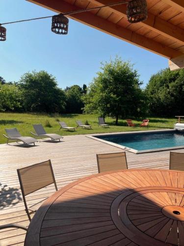 a patio with chairs and a swimming pool at En joía ! in Teyssode