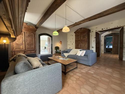 a living room with two couches and a table at Prat in Livron